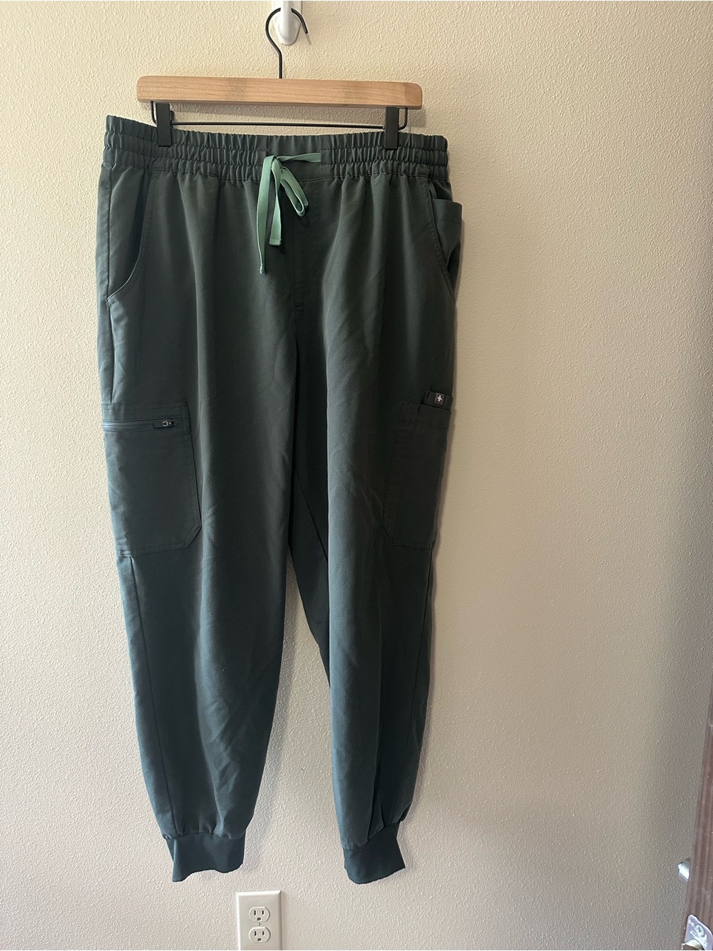 Figs uman jogger green teal string PO5620 size XXL